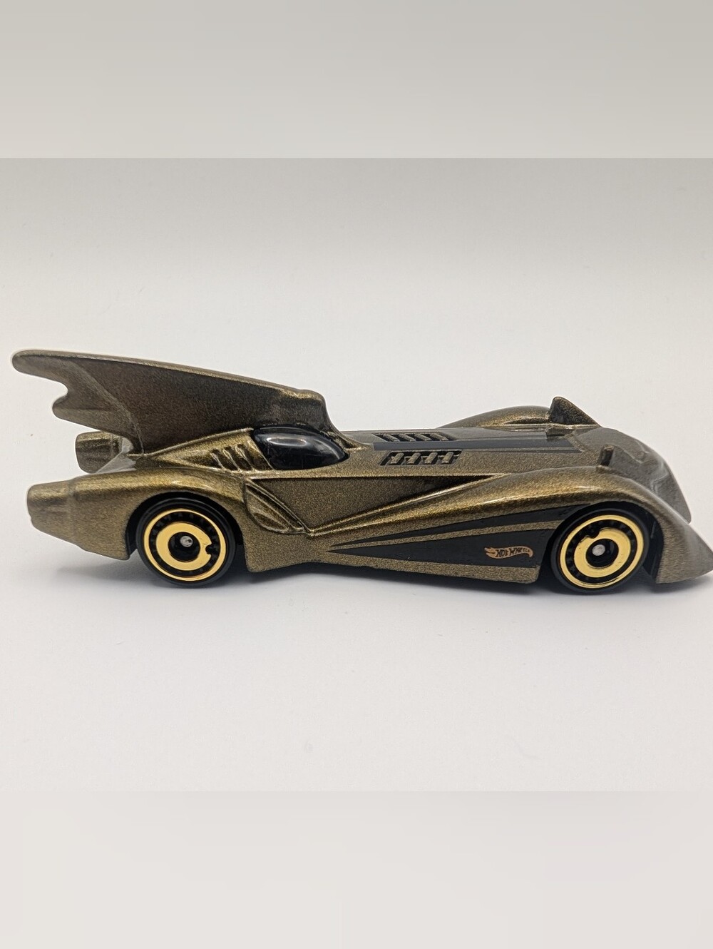 Hot Wheels Batman Batmobile Gold 1:64 2014